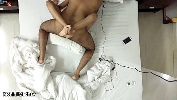 Худая девушка ловит оргазм от мастурбации длинными секс игрушками